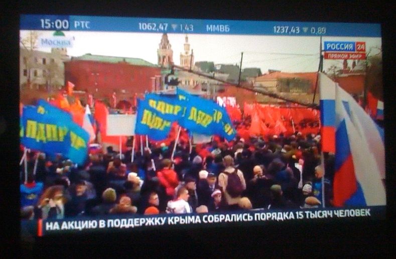 Zdjęcie pokazujące wczorajszą demonstrację w Moskwie - sfotografowana transmisja na i-padzie.