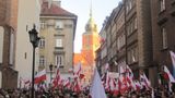 Tłumy na Świętojańskiej podczas mszy w intencji ofiar katastrofy smoleńskiej w archikatedrze warszawskiej, 19:00.