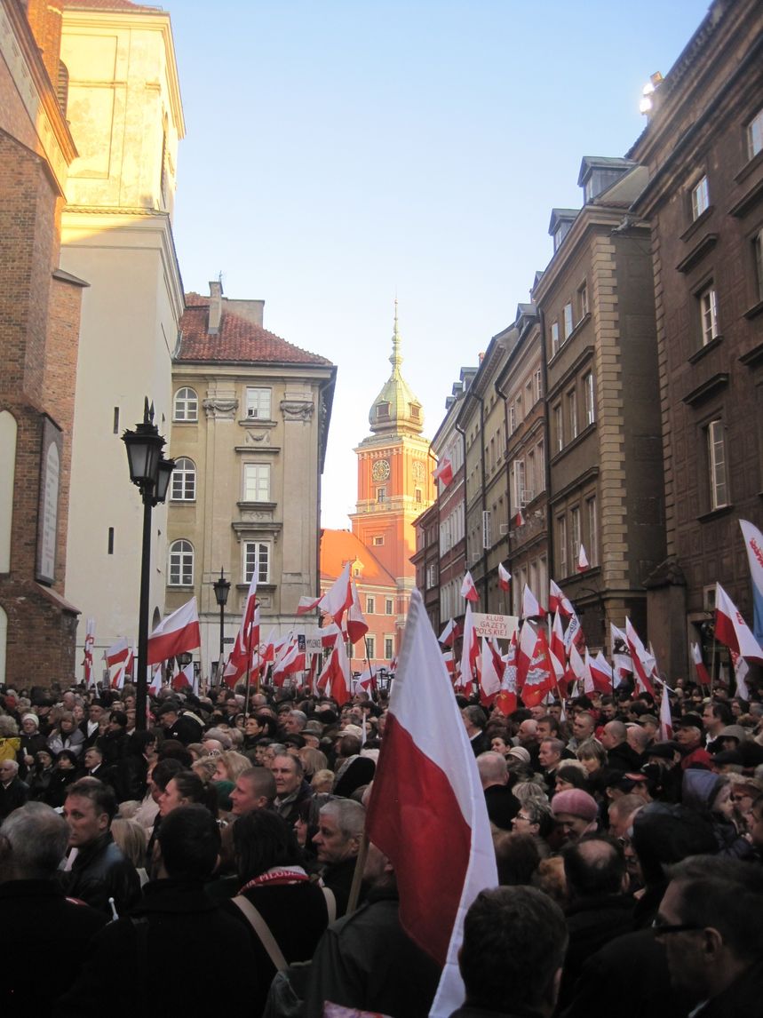 Tłumy na Świętojańskiej podczas mszy w intencji ofiar katastrofy smoleńskiej w archikatedrze warszawskiej, 19:00.