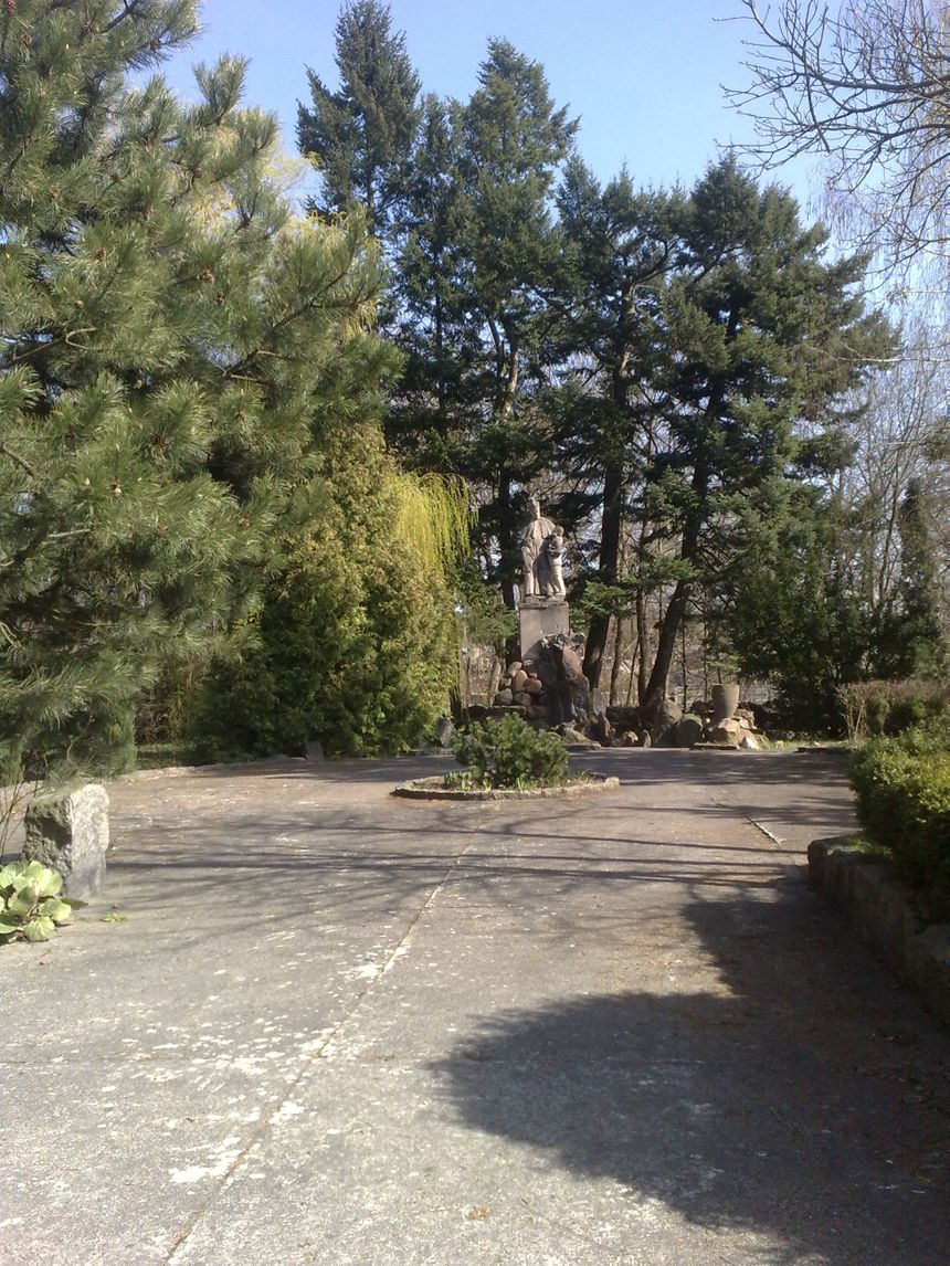Czerwińsk nad Wisłą - ogród przyklasztorny na wiślanej skarpie