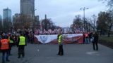 Grupy z "Gazety Polskiej" czekające na przyłączenie się do marszu.