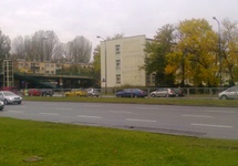 Szkoła 143 w Warszawie na rogu ruchliwych ulic Al.St.Zj. i Saskiej