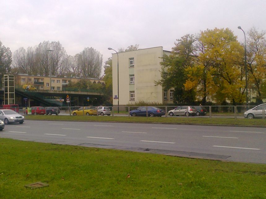 Szkoła 143 w Warszawie na rogu ruchliwych ulic Al.St.Zj. i Saskiej