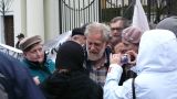 Pan Andrzej Gwiazda wśród uczestników manifestacji przed rosyjską ambasadą