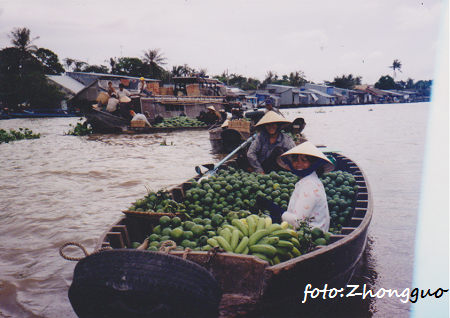 malowniczy pływający targ w Cần Thơ (Wietnam)