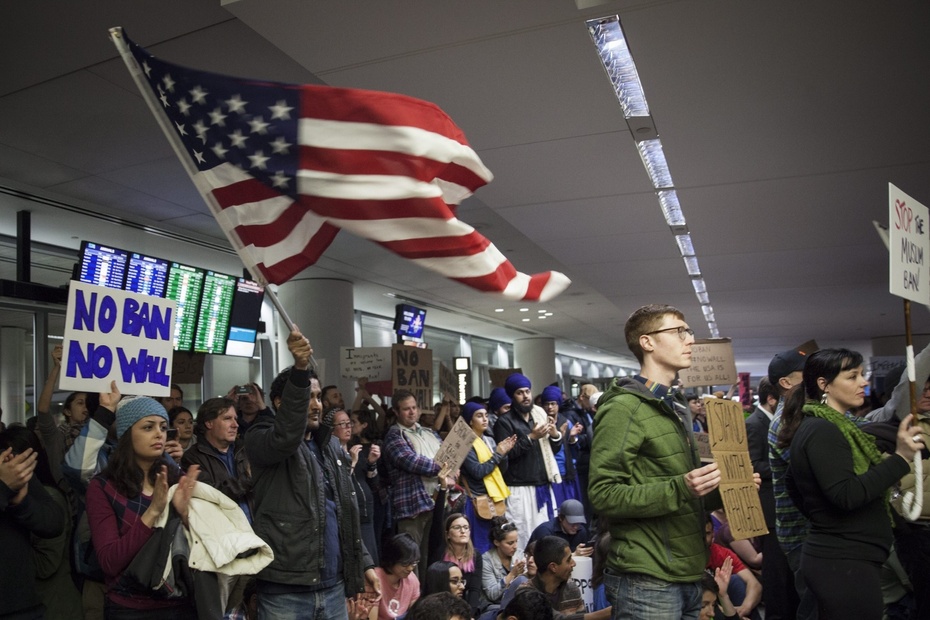 Protest na lotnisku w San Francisco przeciwko dekretowi Trumpa, fot. PAP/EPA/PETER DASILVA