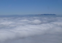 wybrzeże zatoki Monterey czesto skryte pod pierzyna chmur i mgły