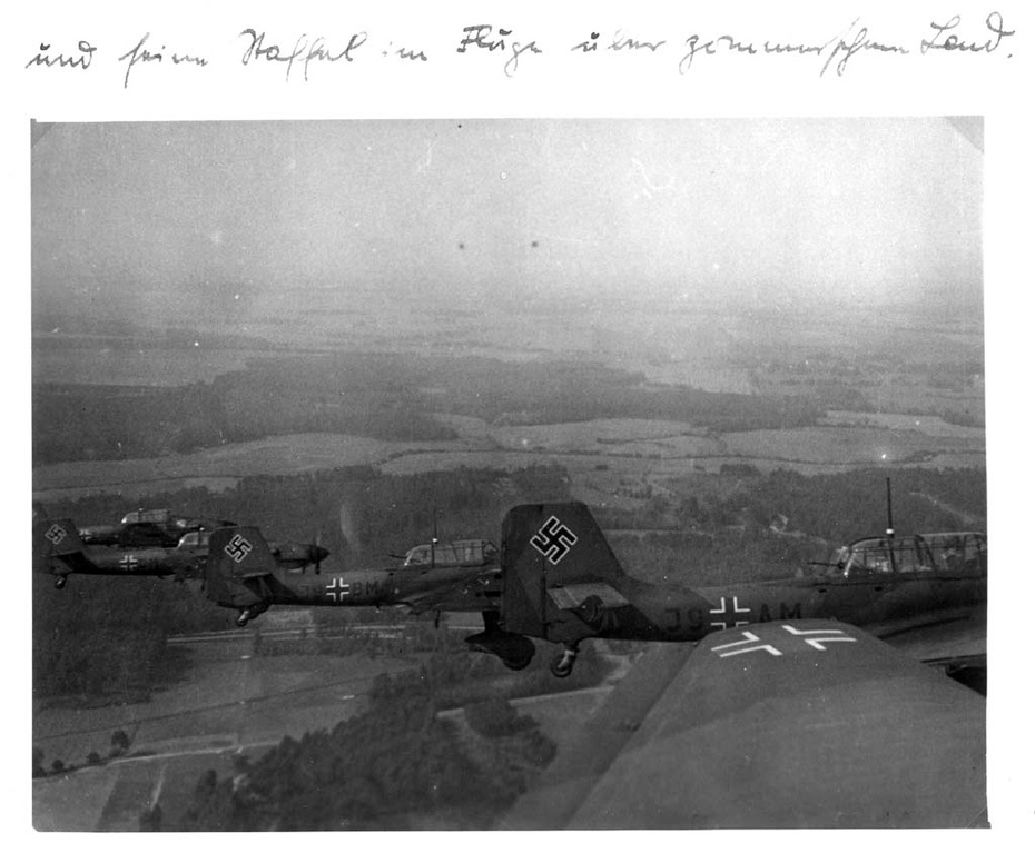 Wrzesień 1939 r. Stukasy zbliżają się nad cel. Foto z archiwum Adama Jarskiego (Wydawnictwo AJ-Press).