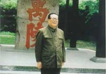 Jiang Zemin przed mauzoleum w 1995 r.