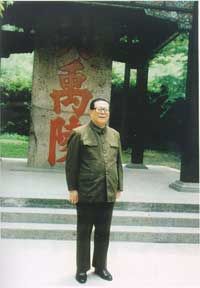 Jiang Zemin przed mauzoleum w 1995 r.