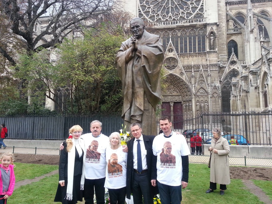 Autor (pod krawatem) przed paryską Notre-Dame