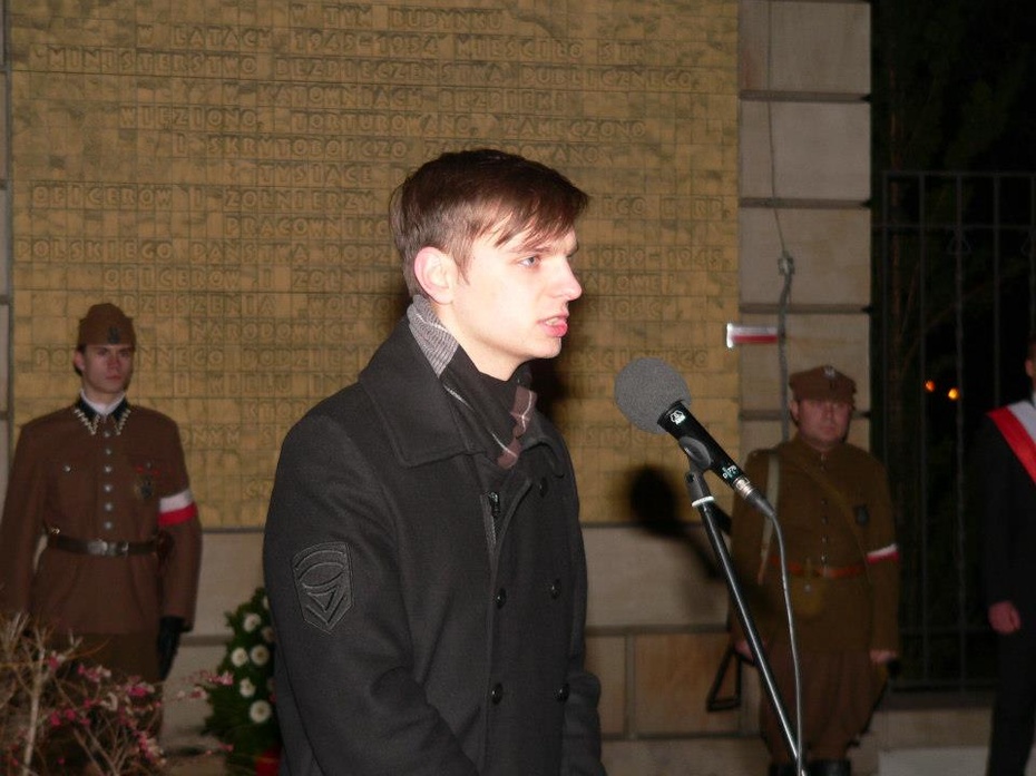 Prezes Stowarzyszenia KoLiber Jakub Kulesza podczas uroczystości pod dawnym MBP. Foto: Bernardo/Blogpress.pl