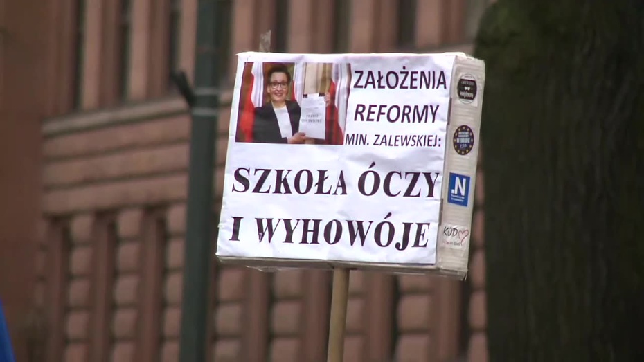 Transparent z sobotniego protestu przeciwko reformie edukacji, fot. TVN24/x-news