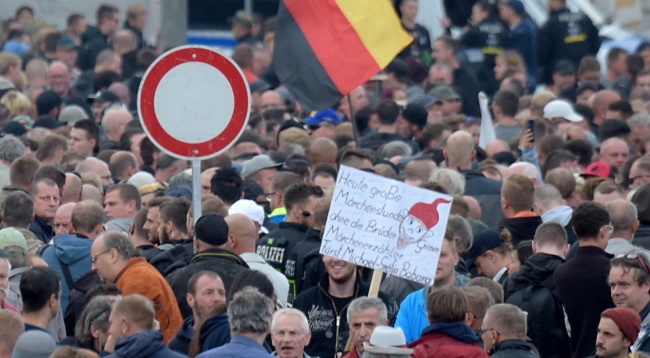 Dziewięć osób zostało rannych w sobotę w Chemnitz. Fot. PAP/EPA/JENS SCHLUETER