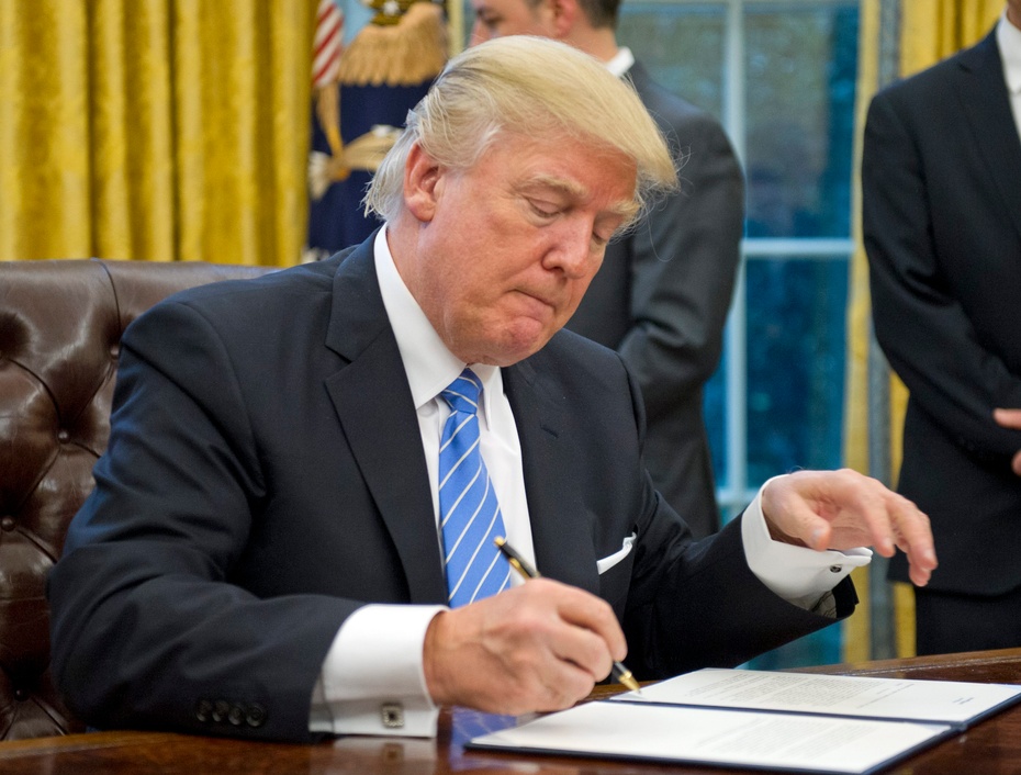 Donald Trump podpisuje dekret o wycofaniu USA z TPP. Fot. PAP/EPA