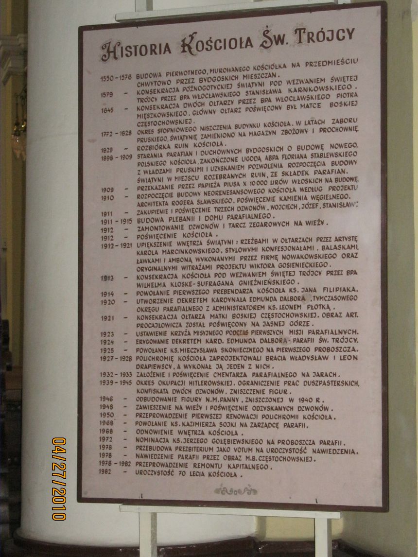 Tablica z historią kościoła   foto graf13