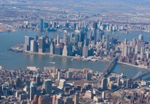 Manhattan od strony East River. Najwyższy budynek to 1 WTC, główny z pięciu(?) które staną na miejscu bliźniaczych wież WTC.