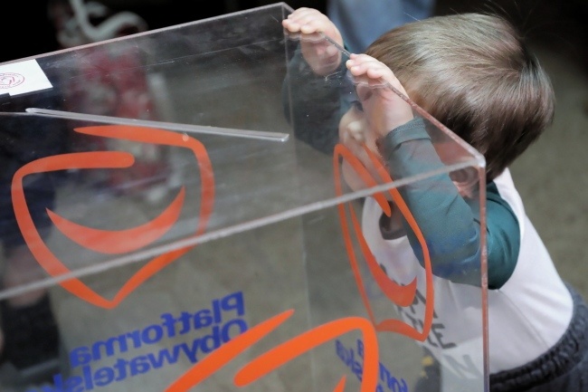 Głosowanie w wyborach na przewodniczącego Platformy Obywatelskiej w lokalu wyborczym w Warszawie, fot. PAP/Leszek Szymański