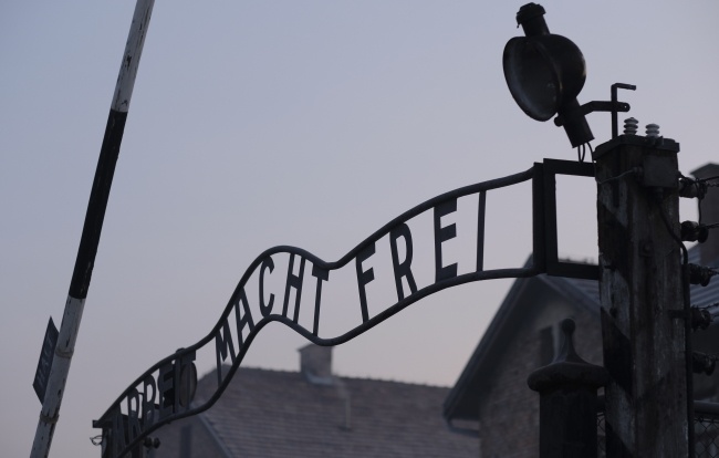 Brama byłego obozu Auschwitz. fot. PAP/Andrzej Grygiel