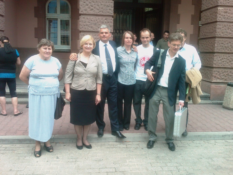 Minister Anna Fotyga w towarzystwie Wojciecha Pomorskiego (trzeci od lewej) i przedstawicieli rodzin zabranych polskich dzieci