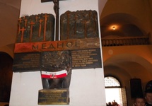 Tablica "Miednoje" w przedsionku Kaplicy Cudownego Obrazu. Tam jeszcze Rajd Katyński nie dotarł.