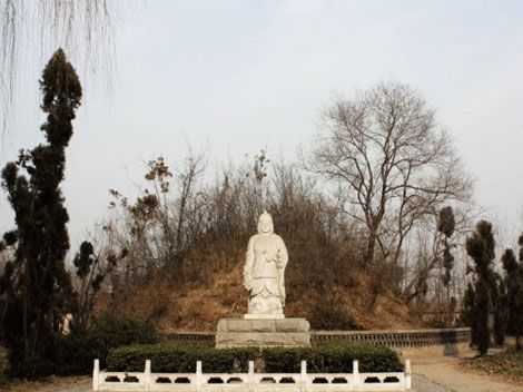 12_pomnik na tle grobowca generała Gao Changgong