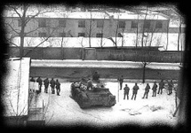 Grupa uderzeniowa a chwilę przed szturmem.(Czołg właśnie odwrócił wieże, aby nie uszkodzić armaty). / Fot. archiw. Google.