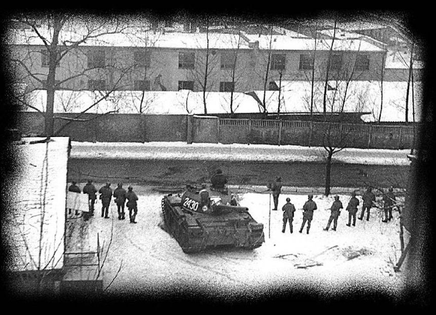 Grupa uderzeniowa a chwilę przed szturmem.(Czołg właśnie odwrócił wieże, aby nie uszkodzić armaty). / Fot. archiw. Google.
