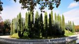 Madryt. Park Buen Retiro.Ogród pamięci poświęcony ofiarom zamachu z 11 marca