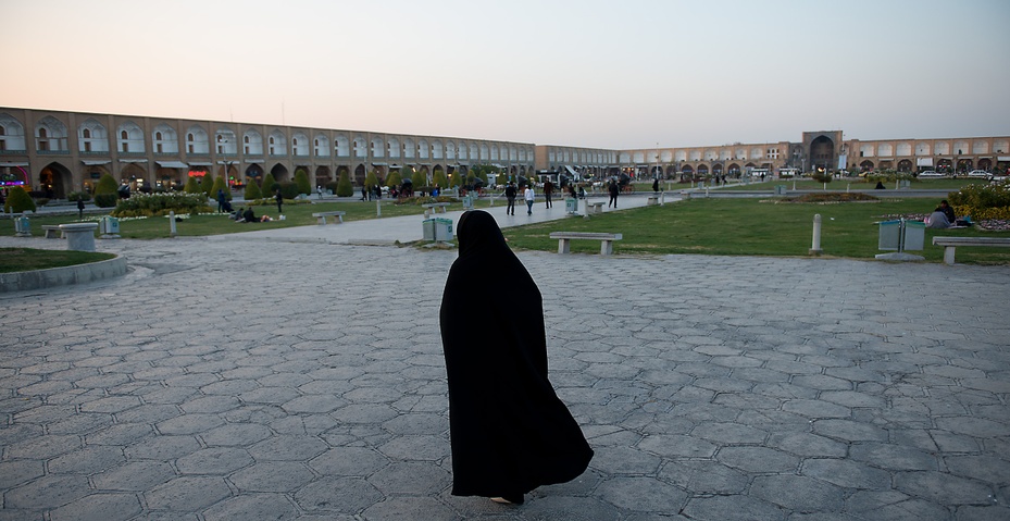 Kobieta w czadorze na przepięknym placu Naqsh-e Jahān w Isfahanie. Copyright: Maciek Dudzik