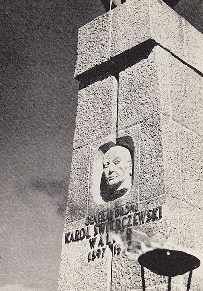 Pomnik gen. Świerczewskiego w Jabłonkach. Grafika za: Wikimedia Commons.