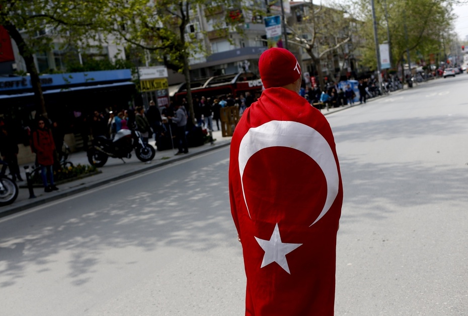 Mężczyzna owinięty turecką flagą. fot.  	PAP/EPA/SEDAT SUNA