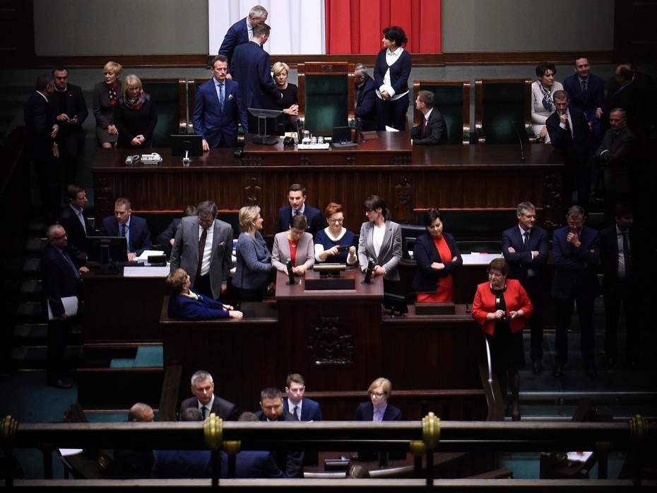 Posłowie opozycji na zamkniętej sali plenarnej Sejmu, przed rozpoczęciem obrad, fot. PAP/Radek Pietruszka