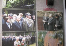 Katyńskie upamiętnienie wizyty ś. p. Prezydenta Lecha Kaczyńskiego w 2007 roku - zdjęcia w gablocie, wrzesień 2010 r.