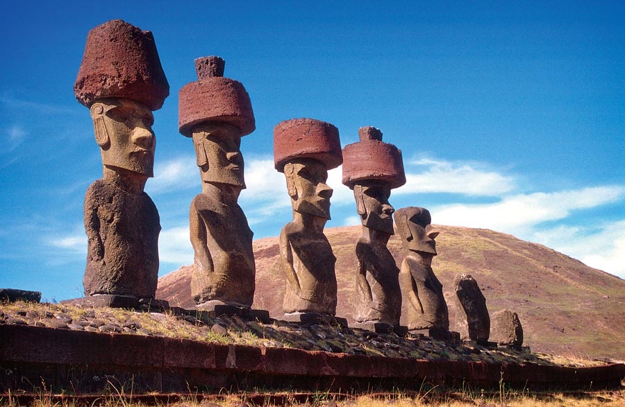 TravelingOtter - Ahu Nau Nau - Easter Island, CC BY 2.0, commons.wikimedia.org
