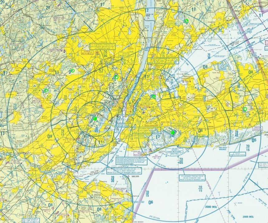 przestrzeń powietrzna Nowego Jorku. Najwieksze lotniska - Newark i JFK (J.F. Kennedy), a wyżej: Teterboro (z lewej) i La Guardia