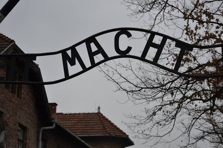 Brama główna obozu Auschwitz-Birkenau. Arch. Biegu Na Rzecz Ziemi