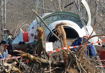 Szczątki polskiego Tu-154 na lotnisku Siewiernyj w Smoleńsku, 10.04.2010.
http://newskaz.ru/trend/plane/