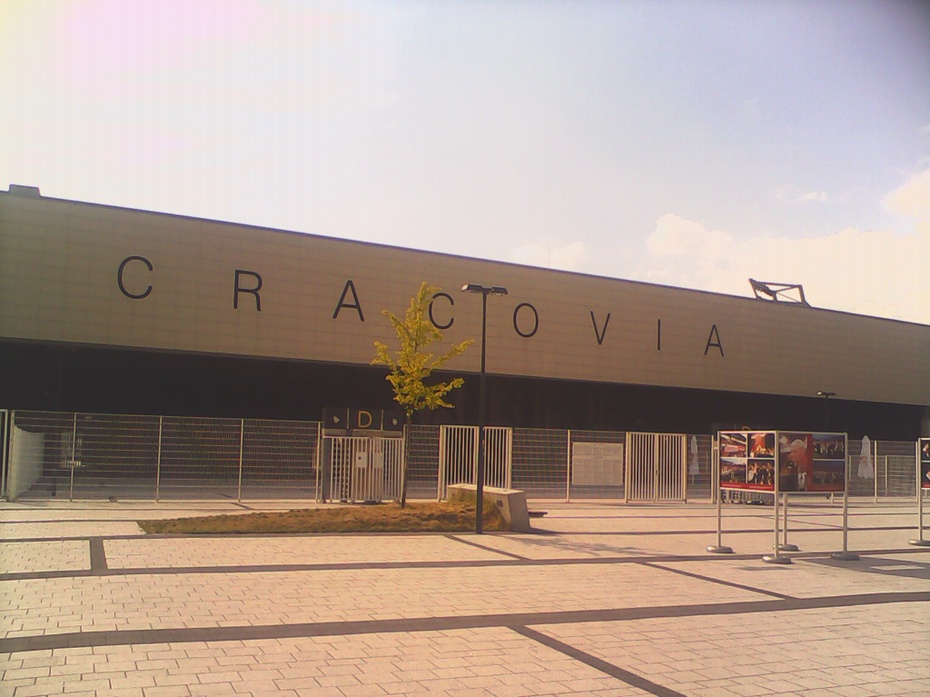 Widok na glowne wejscie na stadion Cracovii.
Od strony ulicy Kaluzy.