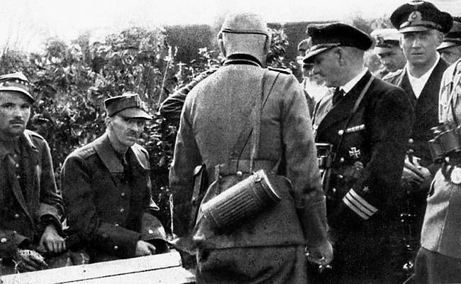 Od lewej: kapitanowie Słaby i Dąbrowski. Tyłem: płk. Henke, kmdr Hornack i oficer Abwehry w mundurze Kriegsmarine. Foto: SRHWST