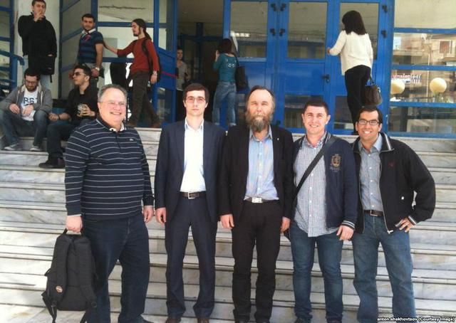 Obecny minister spraw zagranicznych Grecji, członek partii SYRIZA, Nikos Kodzias (z lewej) i Dugin (w środku)