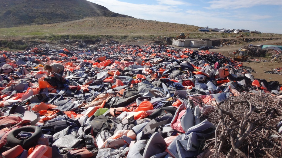 Kapoki i inne przedmioty porzucone przez imigrantów na wyspie Lesbos, fot.Flickr