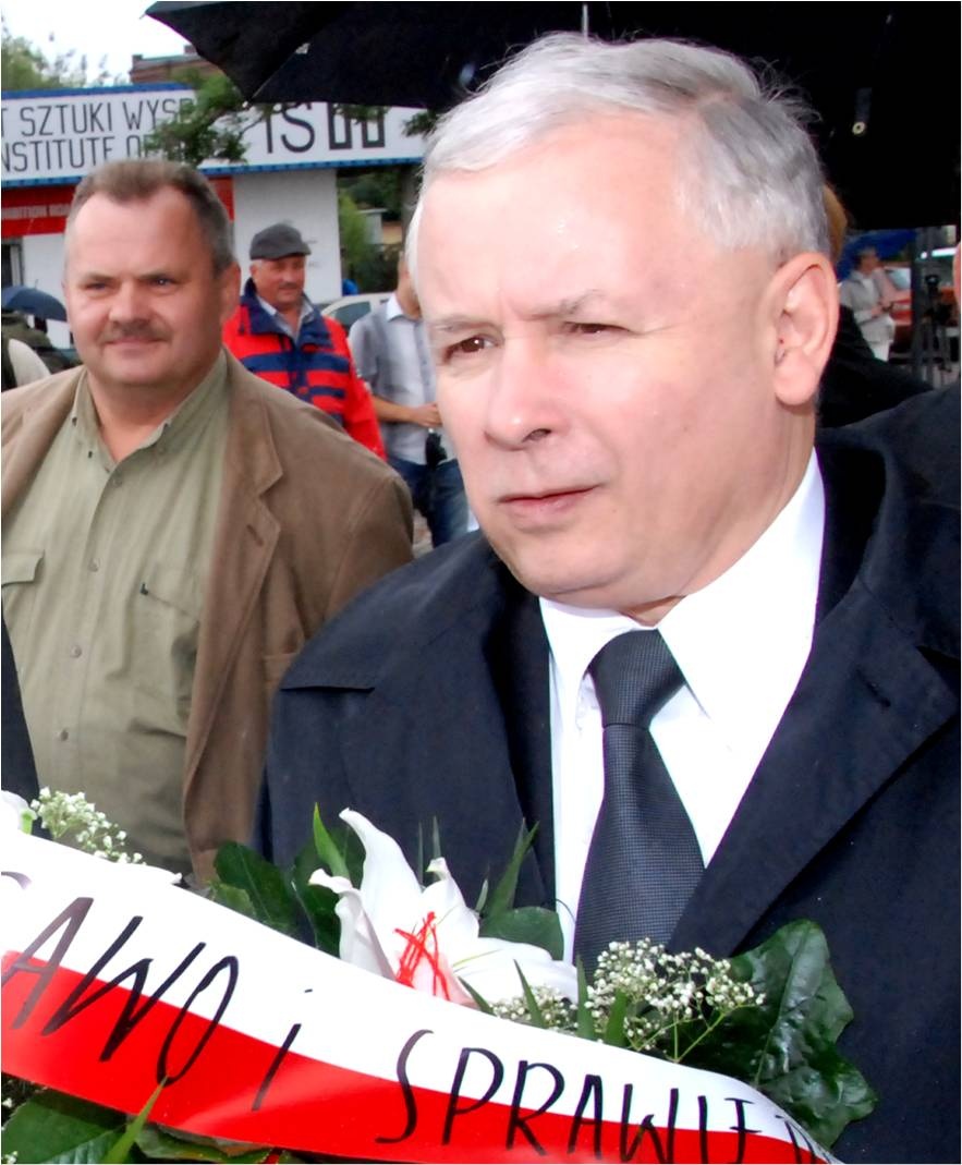 Prezes PiS Pan Jarosław Kaczyński składa kwiaty pod Pomnikiem Poległych Stoczniowców, a z prawej strony Pana Prezesa ...