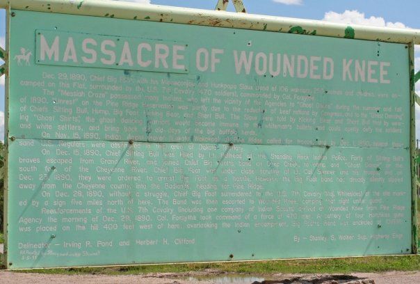 Tablica informująca o masakrze Wounded Knee. Widoczna tabliczka "Massacre" zakrywająca kłamliwe "Battle".