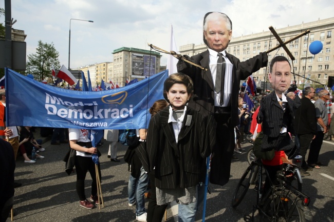 Uczestnicy Marszu Wolności. fot. PAP/Tomasz Gzell