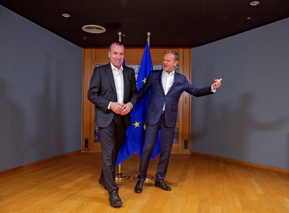 Manfred Weber (L) i Donald Tusk (P). Fot. PAP/OLIVIER HOSLET / POOL
