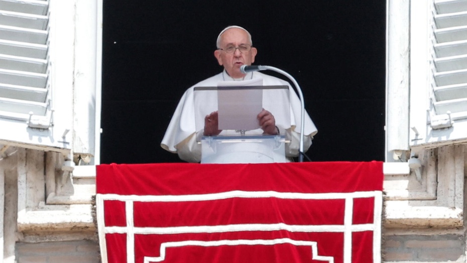 Papież Franciszek podczas niedzielnego spotkania z wiernymi. (fot. PAP/EPA)