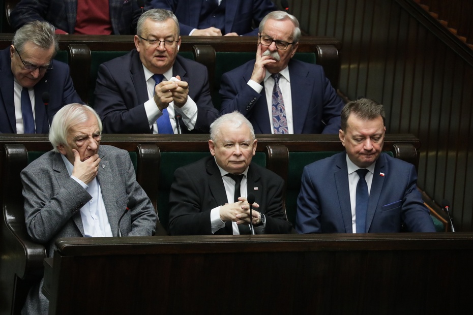W dolnym rzędzie: prezes PiS Jarosław Kaczyński (C) oraz posłowie ugrupowania: Mariusz Błaszczak (P) i Ryszard Terlecki (L) na sali obrad izby w Warszawie. fot. Tomasz Gzell/PAP