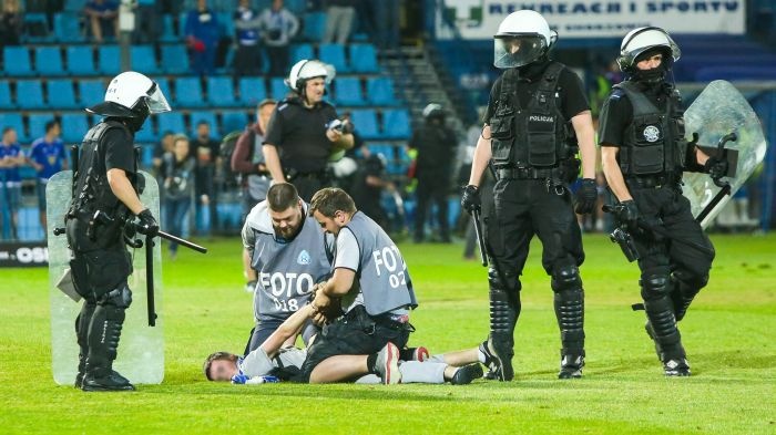 Policjanci przebrani za fotoreporterów. Fot. niebiescy.pl
