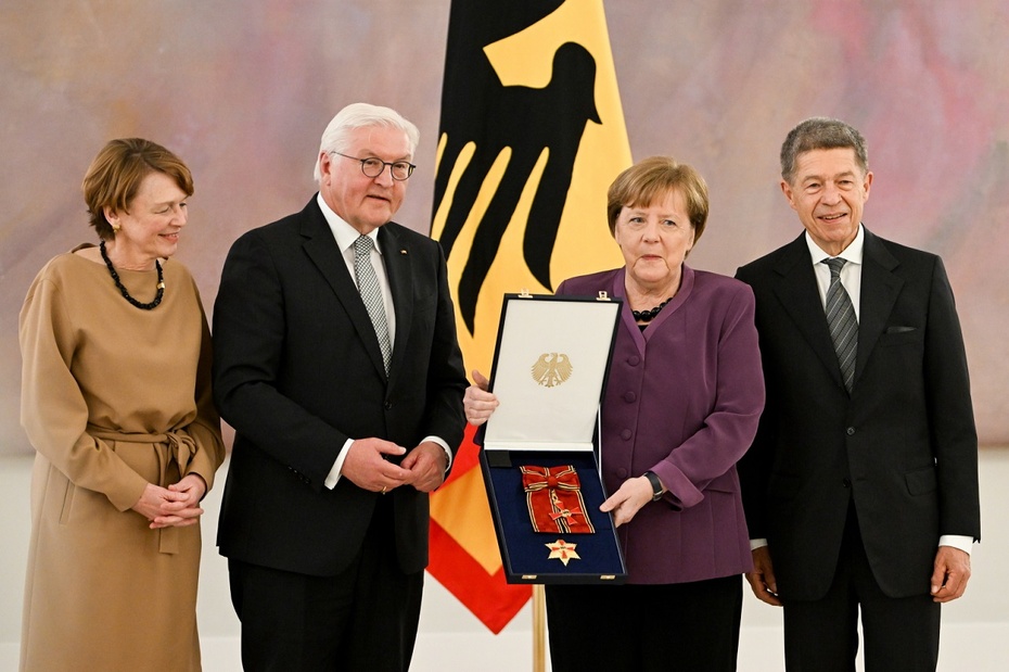 Prezydent Niemiec Frank-Walter Steinmeier i była kanclerz Angela Merkel Fot. PAP/EPA/FILIP SINGER